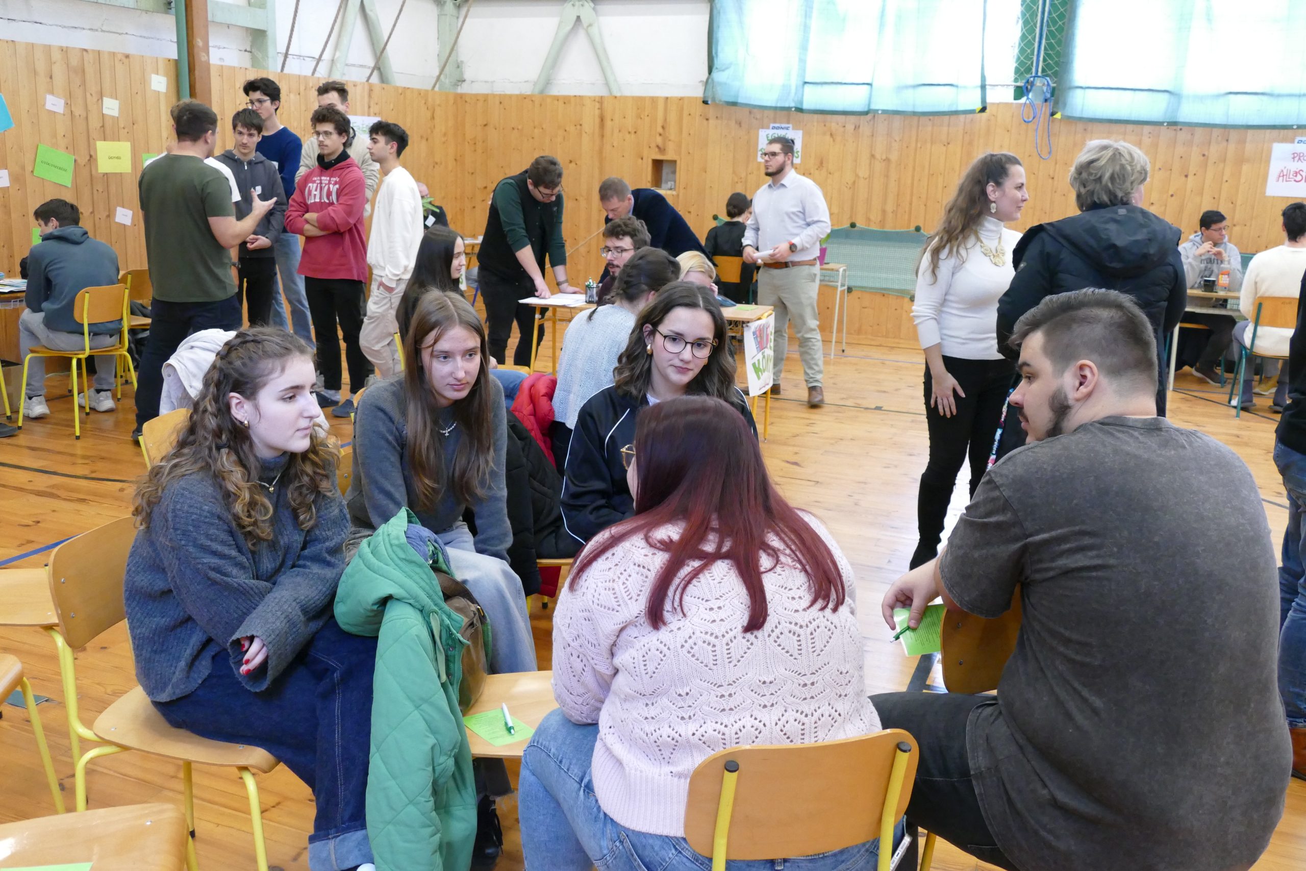 Egy csoport fiatal ül körben a pályaorientációs tréningen